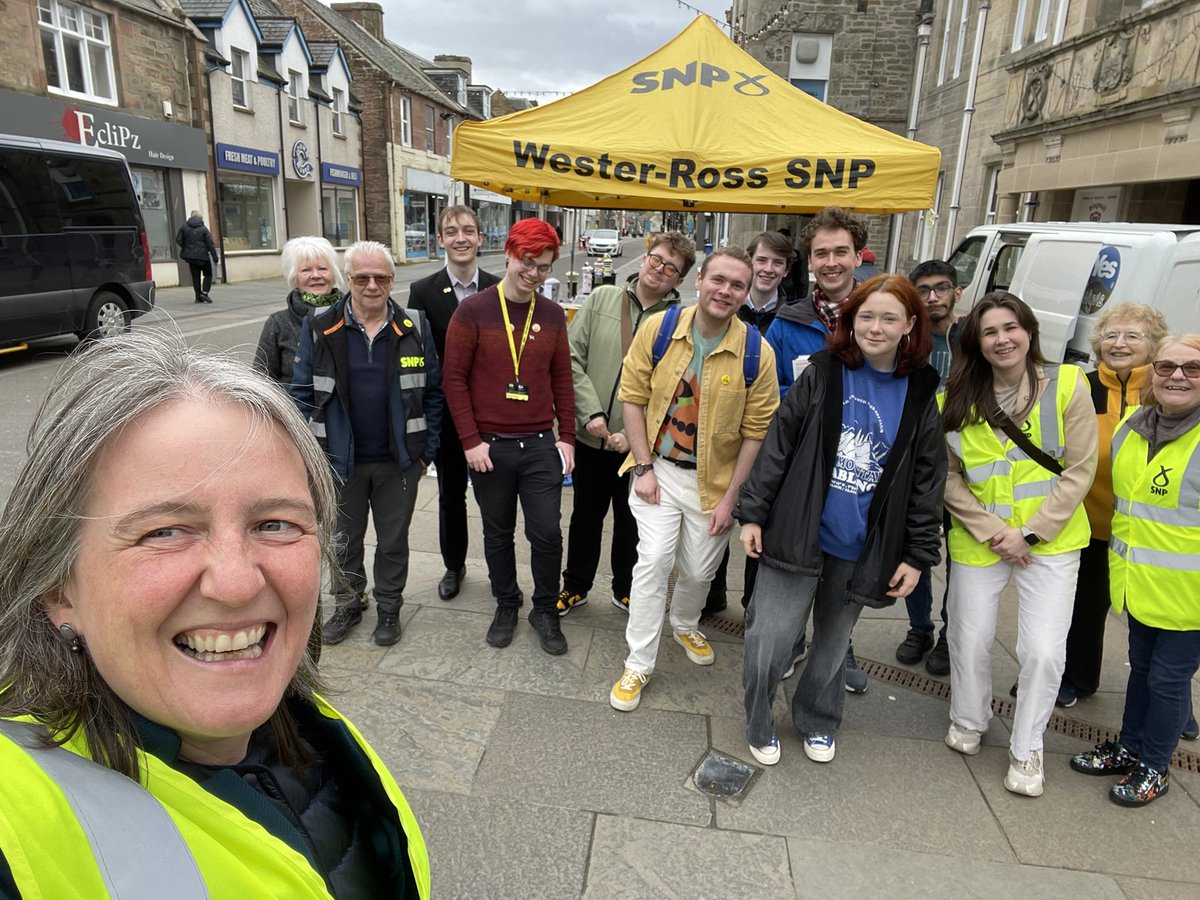 Absolutely cracking day out campaigning with our inspiring @YSINational in Dingwall. Thank you all! 

@liusaidhbeattie is a fabulous @theSNP candidate with a great chance to win Caithness, Sutherland & Easter Ross. 

She’ll be a strong voice for us in Westminster! 🏴󠁧󠁢󠁳󠁣󠁴󠁿💪