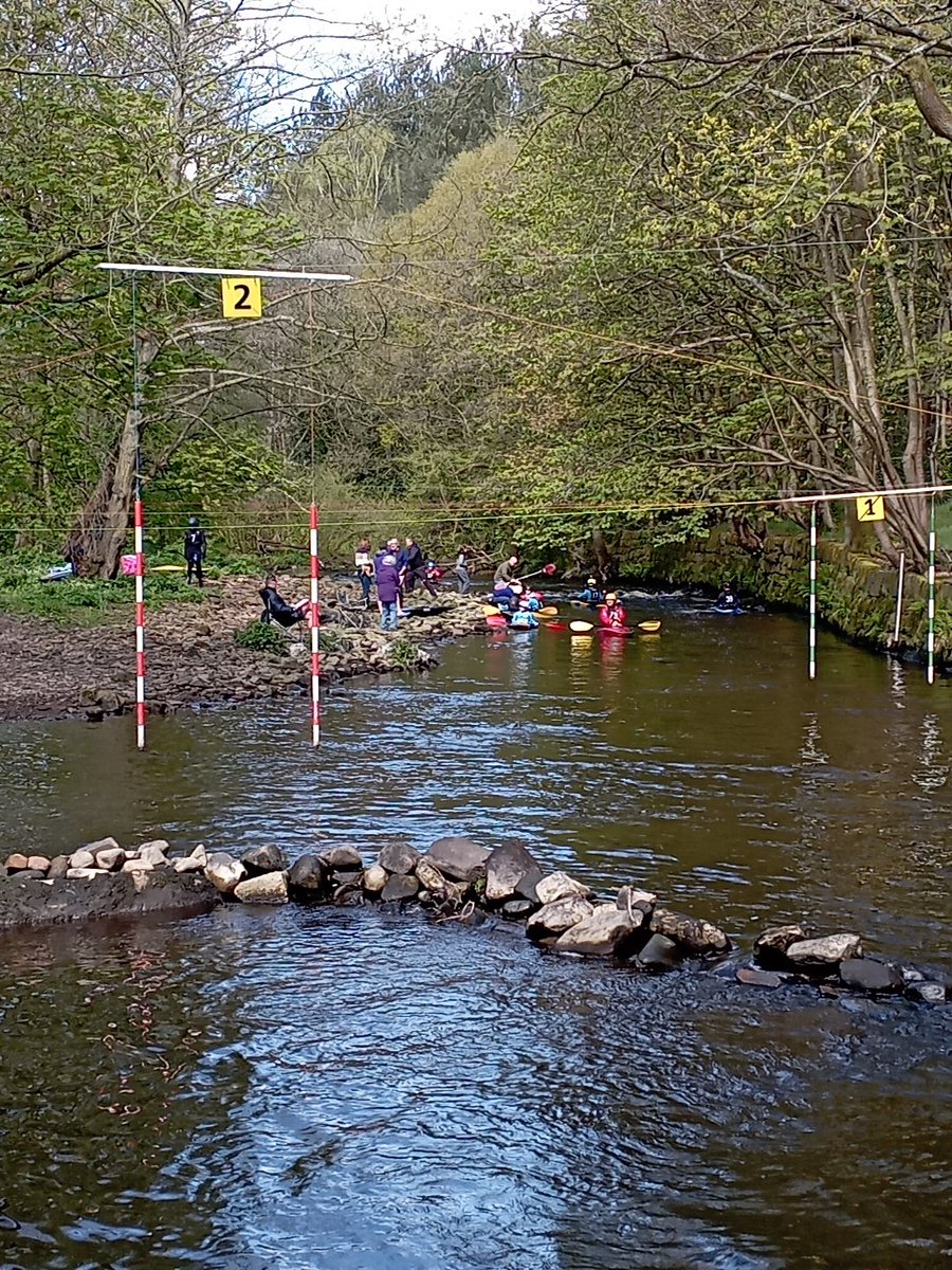 The first day of Oughtibridge Slalom is over. Lots of fun and good racing was had and we're all getting ready for the second day of races tomorrow. @theoutdoorcity @paddle_uk #Yorkshireslalom #Sheffield