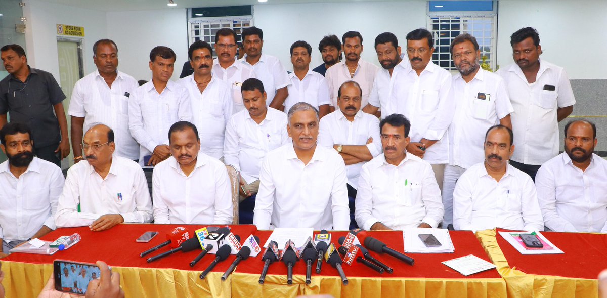 BRSparty's tweet photo. గజ్వేల్‌లో మాజీ మంత్రి, ఎమ్మెల్యే హరీష్ రావు మీడియా సమావేశం. 

మెదక్ సభలో ముఖ్యమంత్రి రేవంత్ చేసిన విమర్శలకు కౌంటర్ ఇచ్చిన @BRSHarish 

ఈరోజు మెదక్‌లో ముఖ్యమంత్రి రేవంత్ రెడ్డి మాట్లాడుతూ తన మూర్ఖత్వాన్ని మరోసారి చాటుకున్నాడు.

మా ప్రశ్నలకు సమాధానం చెప్పలేక అసహనం వ్యక్తం చేస్తున్నాడు.

ప్రతిపక్షంలో ఉండగా రాష్ట్రంలో అభివృద్ధి గజ్వేల్‌లో  మెదక్ జిల్లాలో మాత్రమే జరిగిందని చెప్పి, ఇప్పుడు ఇంకా అభివృద్ధి కాలేదని తప్పుడు ప్రచారం చేస్తున్నాడు.

ఇందిరాగాంధీ మెదక్‌కి ఏం చేసింది? మెదక్‌లో కొత్త జిల్లాలు ఏర్పాటు చేసింది, రైల్వే లైన్ తెచ్చింది కేసీఆర్.

మల్లన్నసాగర్, కొండపోచమ్మ సాగర్ వంటి ఇరిగేషన్ ప్రాజెక్టులు నిర్మించి లక్షల ఎకరాలకు నీళ్లు ఇచ్చిండు. మూడు యూనివర్సిటీలు తెచ్చిండు.

మెదక్‌లో ఏం అభివృద్ధి జరిగిందో కళ్లు పెద్దవి చేసి చూడు రేవంత్. లేకపోతే నువ్వొస్తే నేను చూపిస్తా.

మెదక్, సిద్దిపేట జిల్లాను రద్దు చేస్తా అంటున్న నువ్వు ఈరోజు మా జిల్లా గురించి మాట్లాడుతావా?

సింగూరు జలాలు మెదక్ జిల్లాను తాకాయంటే అది కేసీఆర్ చలవే. ఉమ్మడి పాలనలో మెదక్ సింగూరు నీళ్లు తరలించుకుపోలేదా?

రాజకీయాల్లో విలువలు ఉండాలి. ముఖ్యమంత్రి పదవిపై గౌరవంతో నీ ఎత్తు గురించి మాట్లాడడం లేదు.

కానీ నీకు నీ భాషలోనే మాట్లాడితనే అర్థం అవుతుంది.  

మాటిమాటికి దూలమోలే పెరిగావ్ అంటున్నావ్. భూమికి జానెడు ఉన్న నీకు ఆవగింజంత మెదడు కూడా దేవుడు ఇవ్వలేదు అని నేననాలా?

సీఎం పదవిలో ఉండి సిగ్గులేని మాటలు 

పాత రాతియుగం మాటలు బంద్ చేసి కళ్ళు పెద్దవి చేసుకుని చూడు రేవంత్ కేసీఆర్ మెదక్‌కు చేసిన అభివృద్ధి కనపడుతుంది. 

మెదక్‌ను జిల్లా కేంద్రం చేయాలని కోరితే కాంగ్రెస్ ప్రభుత్వాలు పట్టించుకోలేదు. రైలు సౌకర్యం కల్పించాలంటే పెడచెవిన పెట్టారు. సింగూరు జలాలు మెదక్ రైతులకే ఇవ్వాలనే డిమాండ్‌పై ధ్యాస పెట్టలేదు. 

ఇవన్నీ చేసింది కేసీఆర్ కాకపోతే మీ అయ్య వచ్చి చేశాడా రేవంత్ రెడ్డి? 

ఆరోగ్యం బాగాలేని కేసీఆర్ రైతులను పరామర్శిస్తుంటే రేవంత్ తాపీగా క్రికెట్ చూస్తున్నాడు.

పాలన చేతగాక, నా ప్రశ్నలకు జవాబు చెప్పడం చేతగాక నాపై బాడీ షేమింగ్ వ్యాఖ్యలు చేస్తున్నాడు. 

తెలంగాణ తెచ్చిన ఆ మహానేతపై ఇష్టమొచ్చినట్టు మొరగడాన్ని ప్రజలు గమనిస్తున్నారు. 

మోదీతో రేవంత్ కుమ్మక్కయ్యారని కాంగ్రెస్ శ్రేణులతో పాటు ప్రజలంతా నమ్ముతున్నారు.

అందుకే మోదీ, కేసీఆర్ ఒక్కటయ్యారని అర్థంలేని ఆరోపణలు చేస్తున్నాడు. 

బెయిల్ మీద ఉన్న ఓటుకు నోటు దొంగ రేవంత్ నీతులు చెబితే దయ్యాలు వేదాలు వల్లించినట్టు ఉంటుంది.

అసెంబ్లీ ఎన్నికలప్పుడు రేవంత్ పిట్టలదొరలా మాట్లాడినట్టే ఇపుడూ మాట్లాడి ప్రజలను మభ్యపెట్టొచ్చని అనుకుంటున్నడు. 

రేవంత్ మోసాలు ఈ నాలుగున్నర నెలల్లో ప్రజలకు అర్థమయ్యాయి. రేవంత్ ఎన్ని కట్టుకథలు, పిట్టకథలు చెప్పినా ప్రజలు నమ్మే పరిస్థితిలో లేరు. 

బీజేపీకి జోడీ అయినా కేడీ అయినా అది రేవంతే. 
అబద్ధాలకు ఆస్కార్ అవార్డు లంటిది ఎవరైనా ఇస్తే అది కచ్చితంగా రేవంత్‌కే వస్తుంది.

కారును ఇనుప సామాను కింద అమ్మడం కాదు, నీ కాంగ్రెస్ పార్టీ చెయ్యి చచ్చుబడటం ఖాయం.

రాహుల్ గాంధీ మేనిఫెస్టోలో.. పార్టీ మారడం తప్పు అని అన్నాడు. రేవంత్ మా ఎమ్మెల్యేలకు కండువాలు కప్పితే ఫిరాయింపులపై కాంగ్రెస్ మేనిఫెస్టోలో పెట్టిన కఠిన చట్టం హామీని ఉల్లంఘించినట్టే. 

కాంగ్రెస్ మేనిఫెస్టోలో పెట్టిన మిగతా హామీలపై కూడా చిత్తశుద్ధి లేదు. 

రైతు రుణమాఫీపై ఇప్పటికే అనేక తేదీలు చెప్పిన రేవంత్.. దేవుళ్ళ మీద ప్రమాణం చేసి నయా నాటకాలు ఆడుతున్నాడు. ఆగస్టు 15 న రుణాల మాఫీ జరుగుతుందని రైతులు విశ్వసించడం లేదు.

కొడంగల్‌లో ఓడిపోతే రాజకీయ సన్యాసం తీసుకుంటా అని చెప్పి మాట తప్పిన రేవంత్‌కి మోసం కొత్త కాదు. మోసం అతని నైజం. 

బీసీలకు అసెంబ్లీ ఎన్నికల్లో గానీ, పార్లమెంటు ఎన్నికల్లోగానీ ఎక్కువ సీట్లు ఇచ్చిన పార్టీ బీఆర్ఎస్సే.

బీసీల గురించి మాట్లాడే నైతిక హక్కు రేవంత్‌కు లేదు. 
రాష్ట్రంలో మాదిగలకు తీరని ద్రోహం చేసావ్ అని మీ పార్టీ నాయకుడు మోతుకుపల్లి నిరాహార దీక్ష చేస్తున్నడు.

రేవంత్ చేసే సామాజిక న్యాయం ఏమిటో ప్రజలకు తెలిసిపోయింది. బీసీల, మాదిగల ద్రోహి రేవంత్‌కు ఈ పార్లమెంటు ఎన్నికల్లో బుద్ధి చెబుతారు.

మైనార్టీలకు మంత్రి పదవి ఇవ్వకుండా ద్రోహం చేసింది కాంగ్రెస్ పార్టీ.

మా ఎంపీ అభ్యర్థి వెంకట్రామిరెడ్డి గురించి రేవంత్ పిచ్చిమాటలు మాట్లాడుతున్నాడు. మెదక్‌లో లక్షలాది ఎకరాలకు నీళ్లిచ్చింది మా వెంకట్రామిరెడ్డి.

నువ్వు ఈరోజు హైదరాబాద్‌కు ఆగమేఘాల మీద నీళ్లు తీసుకొనిపోయావంటే అది మా వెంకట్రామిరెడ్డి చేసిన కృషి వల్లే.

దేశంలో ఎక్కడా లేని విధంగా రైతుల భూములకు పరిహారం ఇచ్చింది వెంకట్రామిరెడ్డి.

ఇంతకంటే ఉత్తమమైన పునరావాస కాలనీ దేశంలో ఎక్కుడుందో చెప్పాలి? జరిగిన మేలు రేవంత్ రెడ్డికి  కనిపిస్తలేదు.