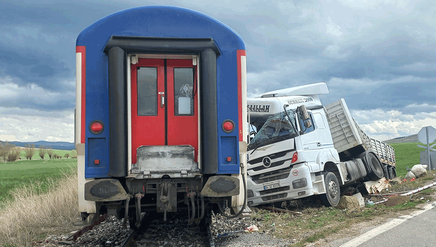 Eskişehir'den kalkan tren Afyon'da tıra çarptı eskisehirekspres.net/eskisehirden-k…