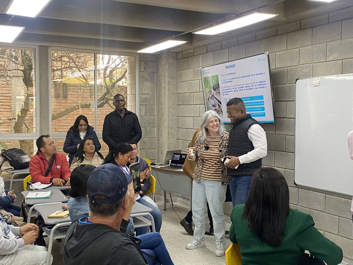 Llegamos a #Nariño! En compañía del gobernador @LuisAlfonsoEsc tendremos dos días de agenda de trabajo; consolidando avances en importantes proyectos de agua y vivienda en el Departamento. #ElAguaNosUne #LaViviendaNosUne