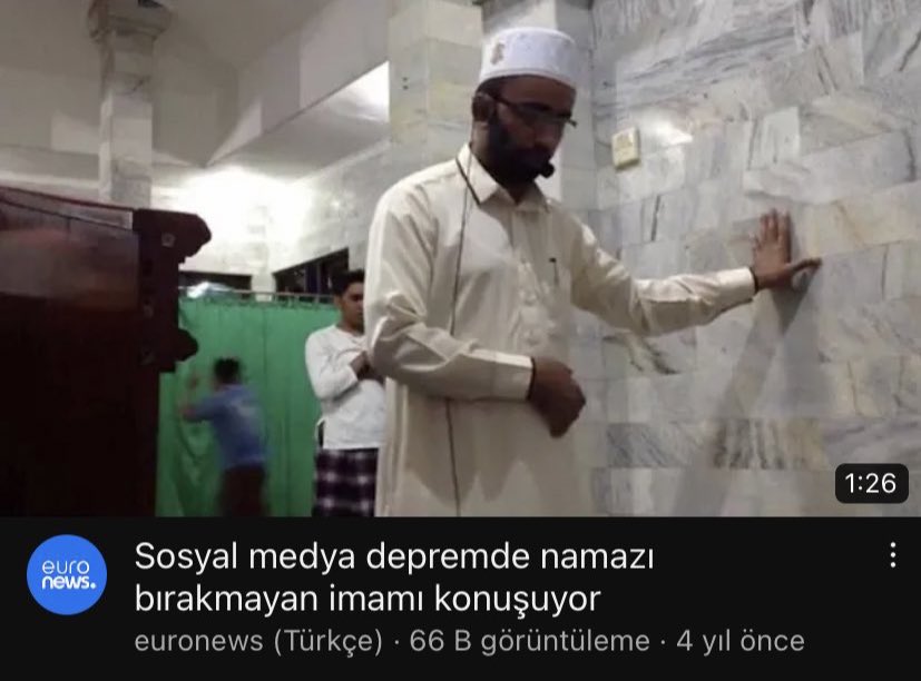 faul sonrası ortalık karışıp kavga falan çıkmışken frikik için topu almaya giden beninho