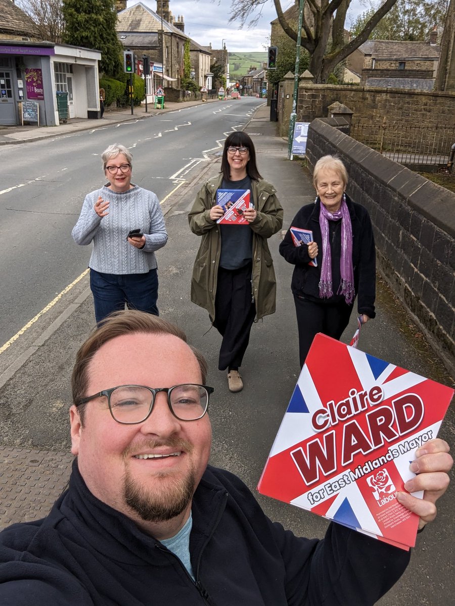🌹 𝗩𝗢𝗧𝗘 𝗟𝗔𝗕𝗢𝗨𝗥 𝗢𝗡 𝟮𝗡𝗗 𝗠𝗔𝗬 🌹 🗳️ Great to be out in Chapel-en-le-Frith reminding people of the important elections on 2nd May. ❤️ Lots of support for our fantastic Labour and Co-operative candidates @ClaireWard4EM and @NicolleNdiweni. #labourdoorstep #highpeak