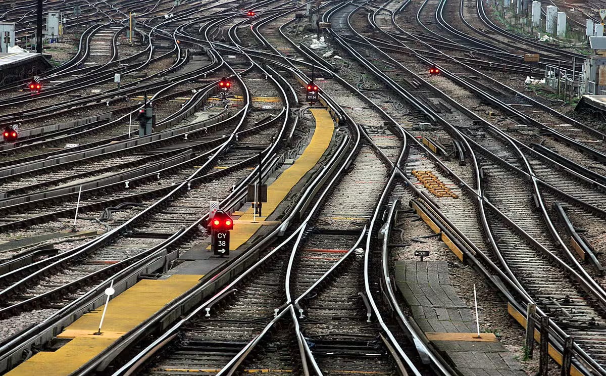 @BBCRadio4 @adamfleming @jameswoudhuysen Look how 'empty' Clapham Junction is (the UK's busiest interchange station with to 180 trains per hour). Congestion and traffic are the result of too many people making inefficient transport choices. Cycle lanes are not EMPTY they are EFFICIENT.