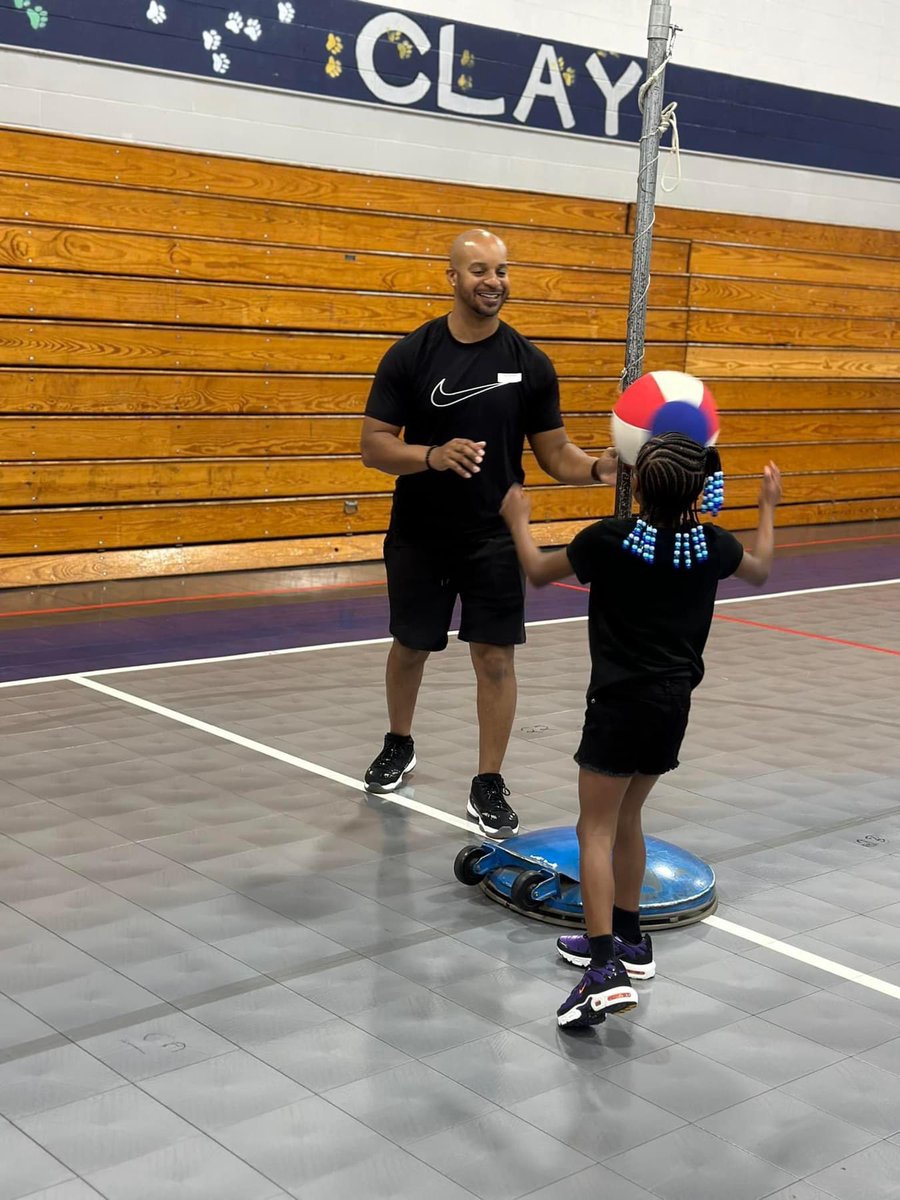 ClayCougarCubs's tweet photo. 👏🏼Bravo @ClayCougarsPTA for hosting PE for Pops this week! What a fantastic, fun way to get the men in our students’ lives involved at school! 💙 @jacqnaii @macismartin @JEFCOED https://t.co/00LsrFQQcH