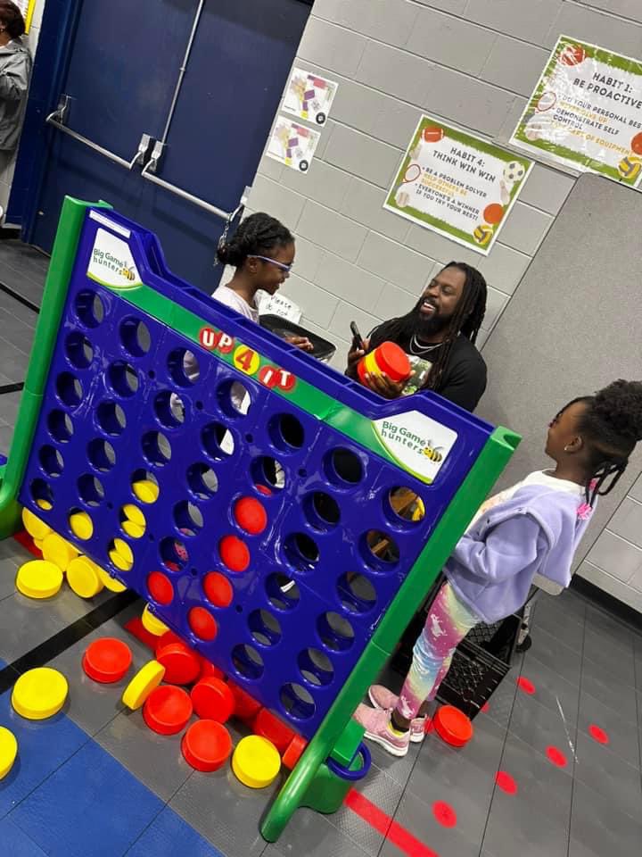 ClayCougarCubs's tweet photo. 👏🏼Bravo @ClayCougarsPTA for hosting PE for Pops this week! What a fantastic, fun way to get the men in our students’ lives involved at school! 💙 @jacqnaii @macismartin @JEFCOED https://t.co/00LsrFQQcH