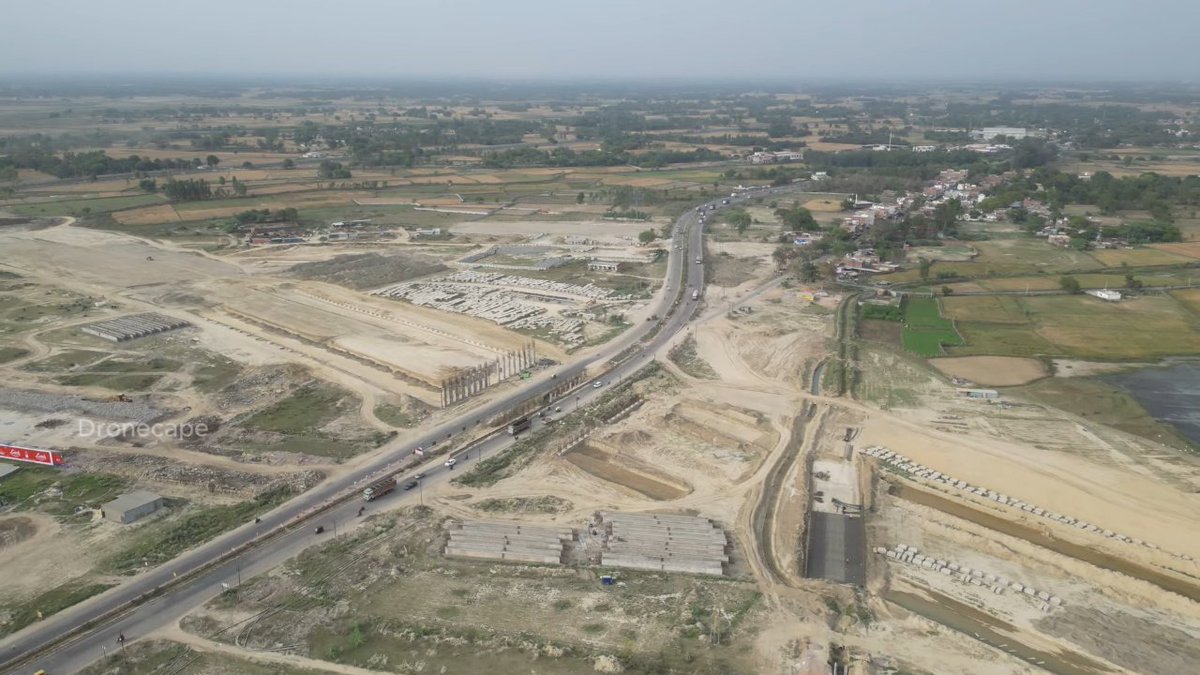 Ganga Expressway crossing Kanpur Lucknow Highway near Sonik, Unnao.
©Dronecape/yt