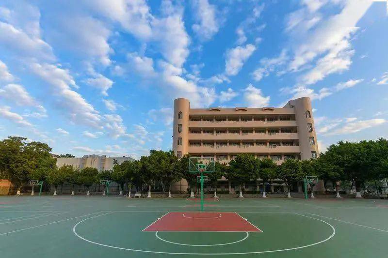 Beijing will launch a low-carbon-school initiative. By 2025, green and #lowcarbon education will be integrated into the #schools’ #curriculums.  70% of primary, secondary and tertiary schools will be transformed into “green schools”. #greenschools