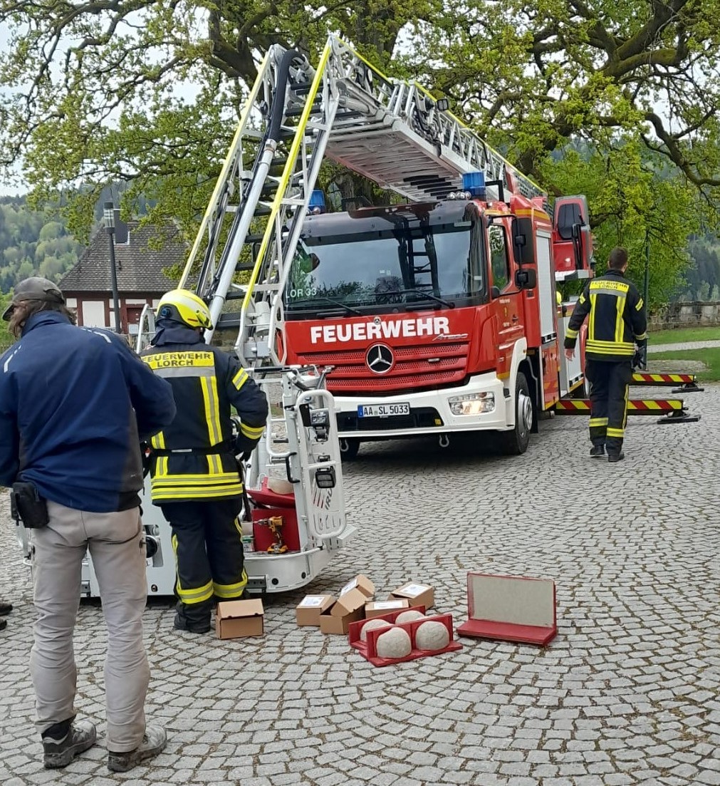 ffwlorch's tweet photo. Heute haben wir mit unserer Drehleiter an den Gebäuden des Kloster Lorch beim Aufhängen von Nistkästen unterstützt.
#ffwlorch #feuerwehr #lorch #kloster #nistkasten #vogel #drehleiter #wirfürlorch https://t.co/apH2Hq9m6z