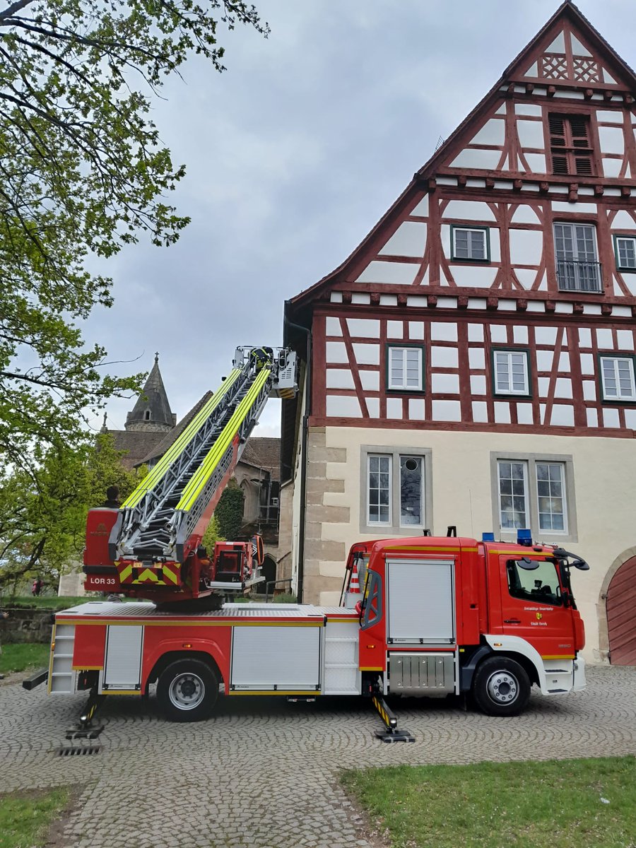 ffwlorch's tweet photo. Heute haben wir mit unserer Drehleiter an den Gebäuden des Kloster Lorch beim Aufhängen von Nistkästen unterstützt.
#ffwlorch #feuerwehr #lorch #kloster #nistkasten #vogel #drehleiter #wirfürlorch https://t.co/apH2Hq9m6z