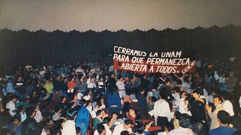 Hace 25 años cerramos la Universidad para mantenerla abierta. Y fue la mejor enseñanza universitaria: aprendimos a trabajar en colectivo, a brigadear en el metro, a cocinar para muchas, a hacer engrudo, a argumentar, aprendimos a luchar. ¡México, Huelga, Universidad!