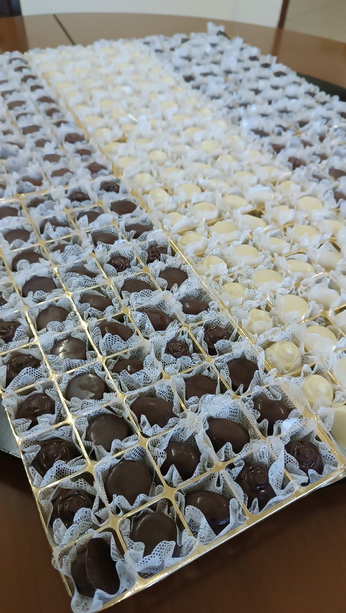 Esto preparamos para una cata de vinos en el Shopping Paris de CDE, se convertirá en un kit de eventos. Qué te parece? 150 bombones, medio amargo y chocolate blanco.