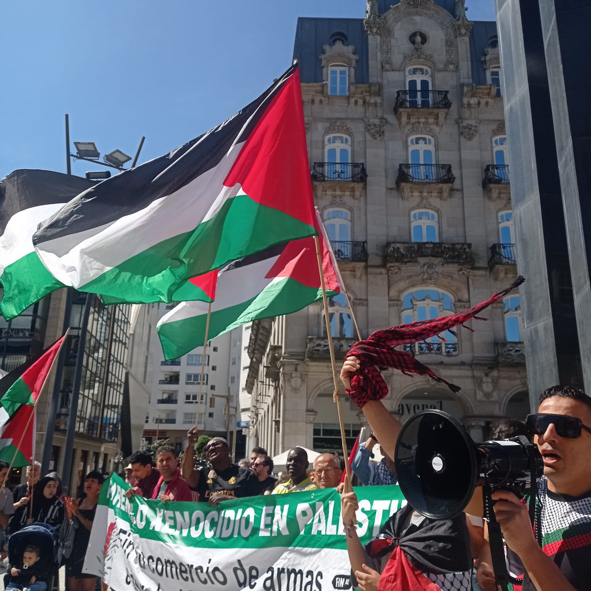 [#Vigo] Saímos ás rúas nunha nova xornada de mobilización unitaria estatal para esixir o fin do comercio de armas e a ruptura de relacións con Israel. Non é unha guerra, é un xenocidio. Mantemos todo o noso apoio ao pobo palestino e denunciamos a complicidade da OTAN e da UE.