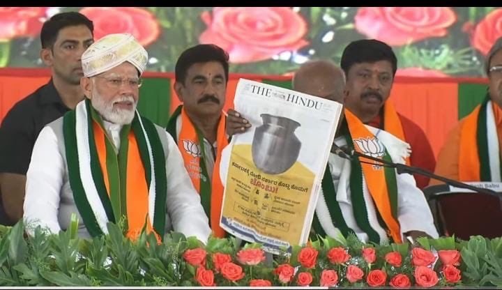 Karnataka Congress had launched the ‘Chombhu’ (Lota) campaign to show that the Modi govt gives only empty ‘Chombus’ to the people of Karnataka - fake promises and partiality. Today, at a rally in Bengaluru, Former PM Devegowda literally showed ‘Chombu’ to Modi 😂 He held up the