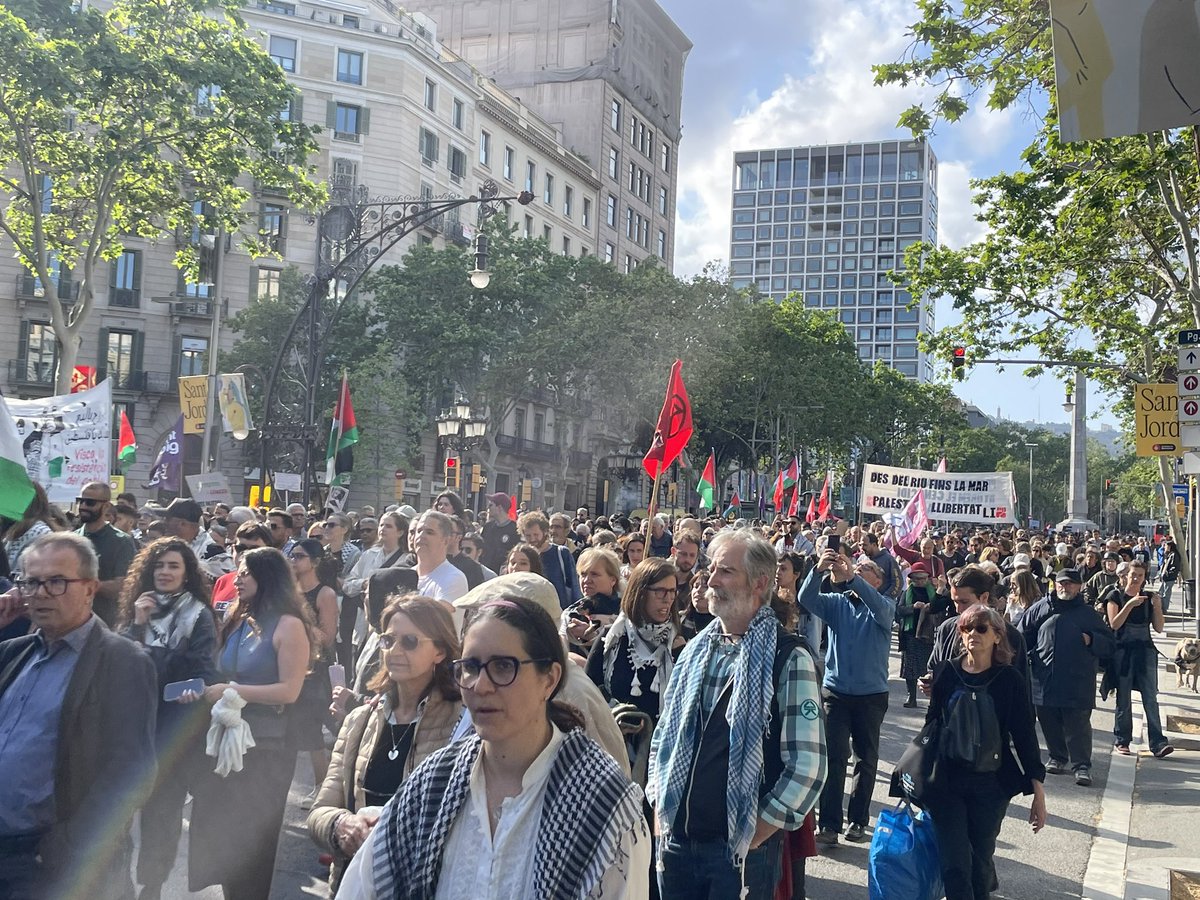 SalvemCAPSgr's tweet image. Presents a la manifestació en contra del genocidi del poble palestí i en memòria dels metges, infermeres i personal sanitari assassinats mentre complien la seva tasca professional.
#NoOblidem 
#ProuGenocidi