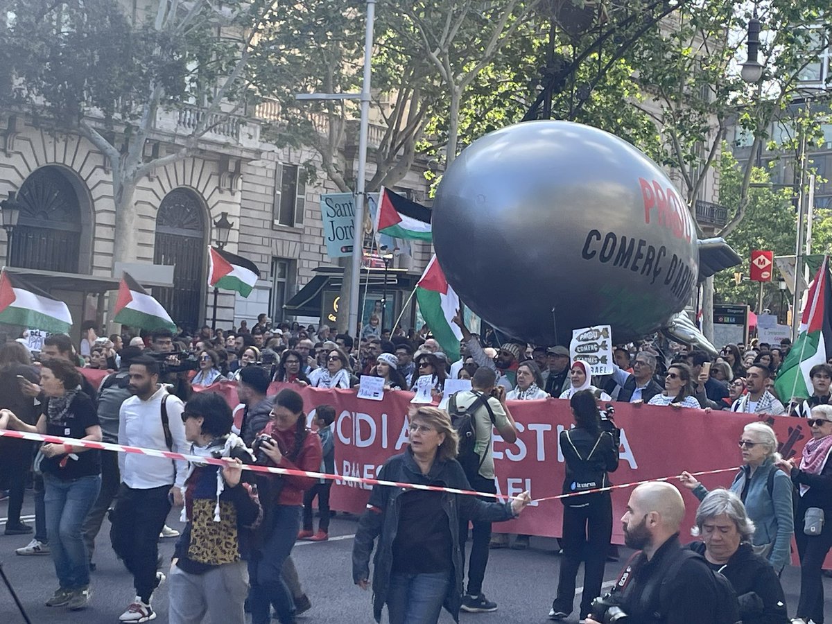 SalvemCAPSgr's tweet image. Presents a la manifestació en contra del genocidi del poble palestí i en memòria dels metges, infermeres i personal sanitari assassinats mentre complien la seva tasca professional.
#NoOblidem 
#ProuGenocidi