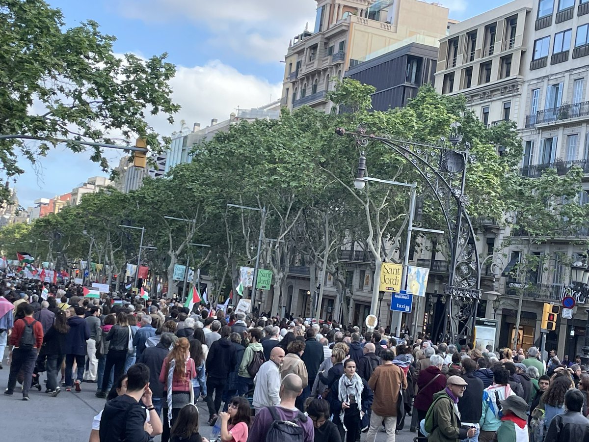 SalvemCAPSgr's tweet image. Presents a la manifestació en contra del genocidi del poble palestí i en memòria dels metges, infermeres i personal sanitari assassinats mentre complien la seva tasca professional.
#NoOblidem 
#ProuGenocidi