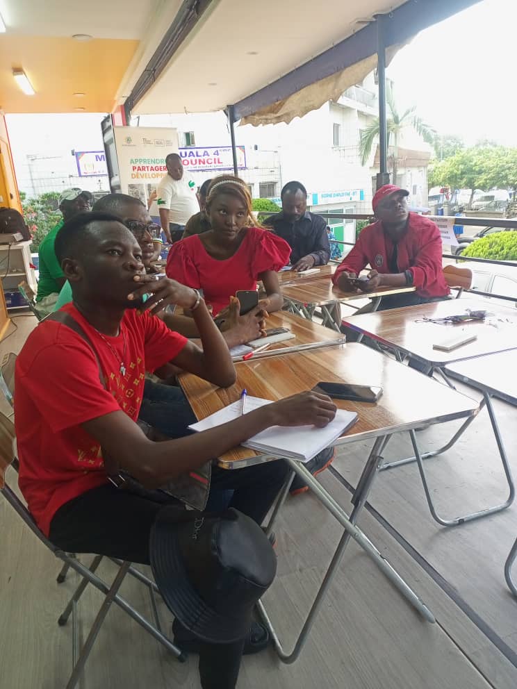 𝗔𝘁𝗲𝗹𝗶𝗲𝗿 𝘀𝘂𝗿 𝗹𝗮 𝗽𝗿𝗼𝗴𝗿𝗮𝗺𝗺𝗮𝘁𝗶𝗼𝗻 𝗲́𝗹𝗲𝗰𝘁𝗿𝗼𝗻𝗶𝗾𝘂𝗲 𝗲𝘁 𝗶𝗻𝘁𝗲𝗿𝗻𝗲𝘁 𝗱𝗲𝘀 𝗼𝗯𝗷𝗲𝘁𝘀.✨🇨🇲 Notre caravane numérique, toujours basée à l'esplanade de la mairie de Douala 4ème a accueilli les jeunes pour le tour premier atelier de programmation…