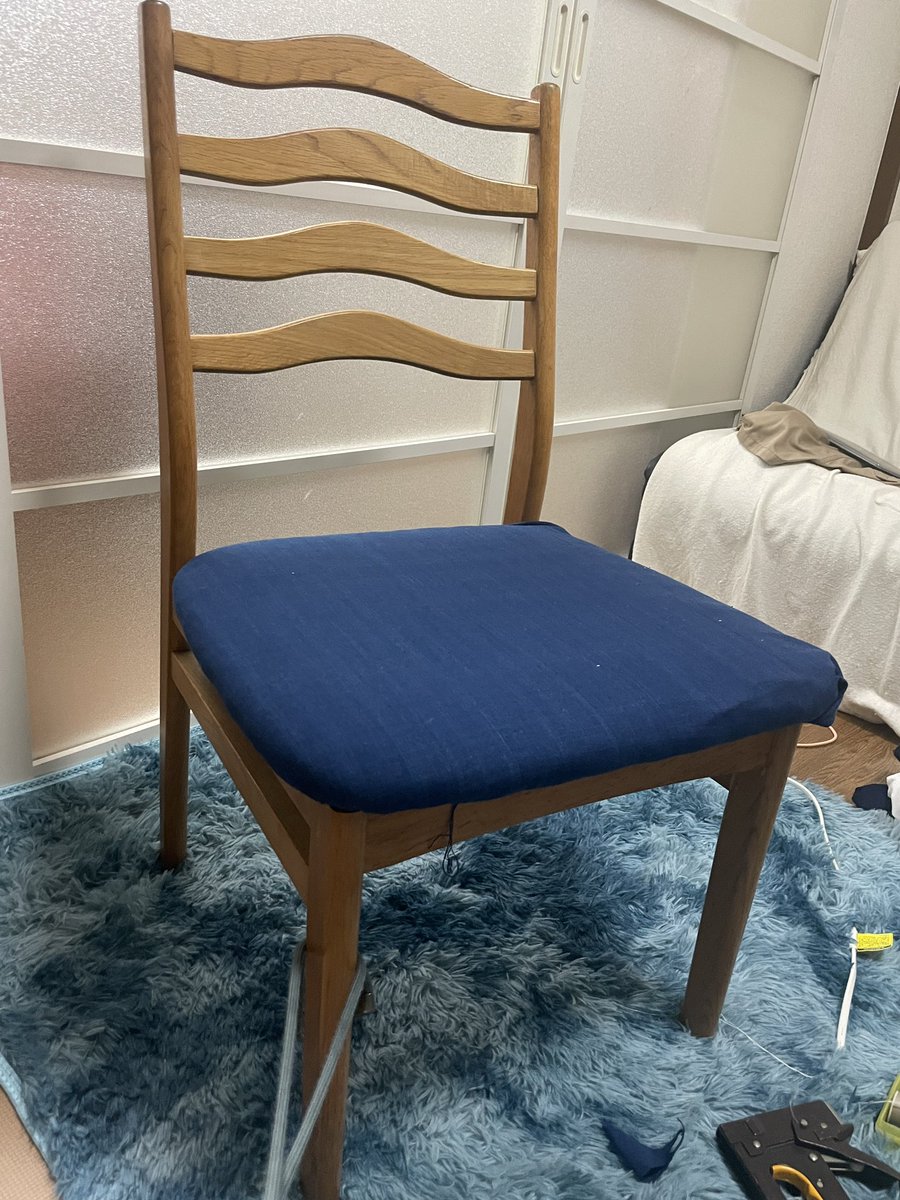 なのに、先日、
気が狂ったのか
椅子の布を張り替えるために、深夜にタッカーでバチンバチンやってた(´･ω･`)

満足したぞ！！！