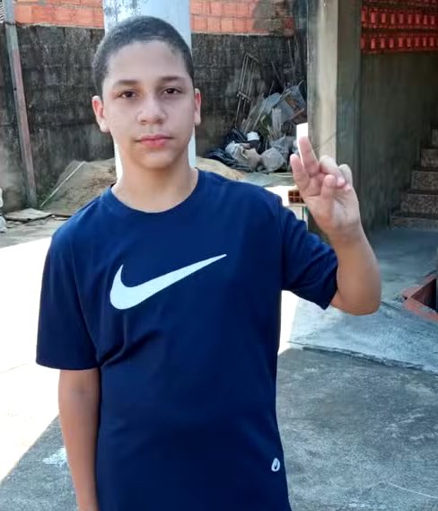 🚨BRASIL: Últimas palavras de adolescente que faleceu depois de ser agredido na escola foram sobre o medo dele de morrer. 

"Meu filho disse que tinha medo de morrer na hora que ele estava morrendo [...]. Eu falei que o pai estava do lado dele e ia dar tudo certo, só que no final