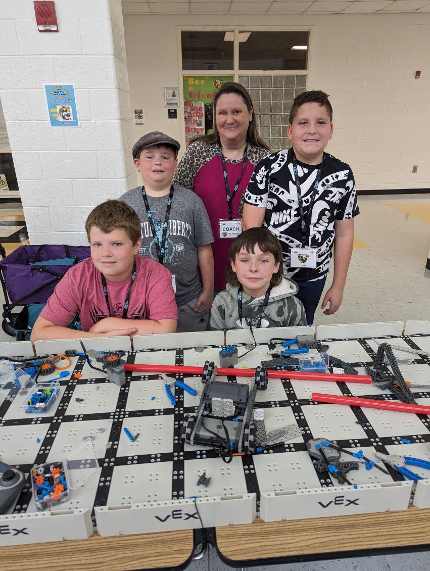 @NHE_HCS Robotics team doing an awesome job at #STEMFest @drobinsonedu #STEMHCS