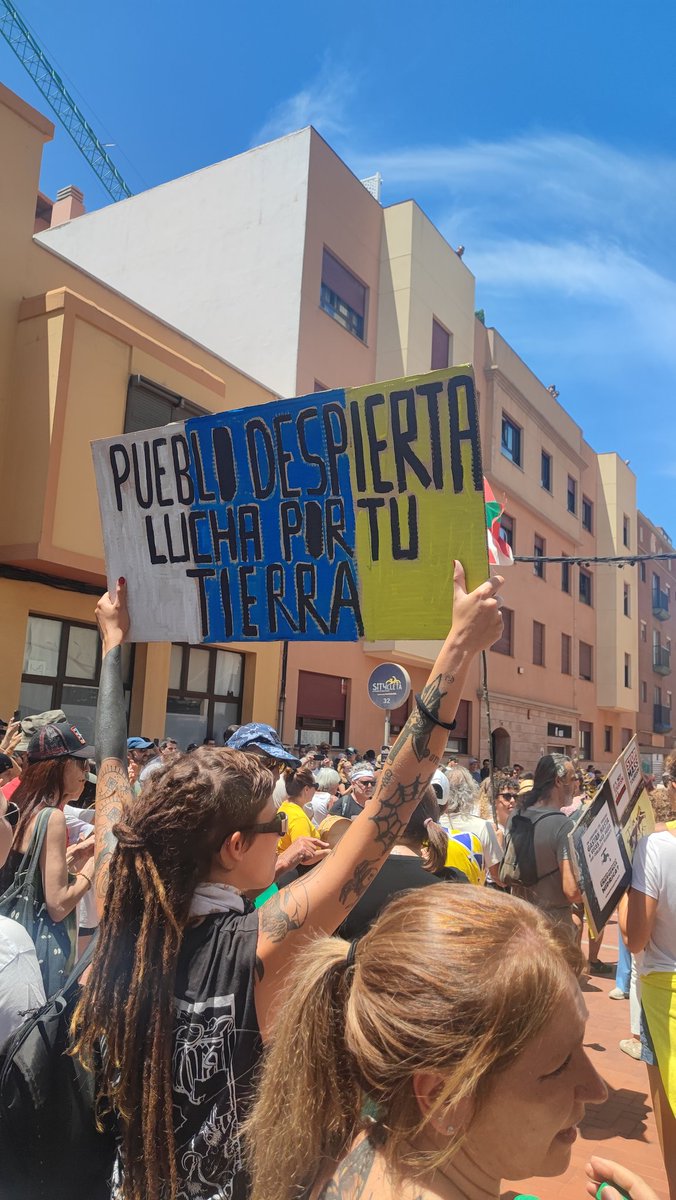 nadiarward's tweet photo. El pueblo canario está harto, se acabó ser el patio del recreo de europa. Canarias no se vende ✊🇮🇨 https://t.co/8y1ouO06Y9