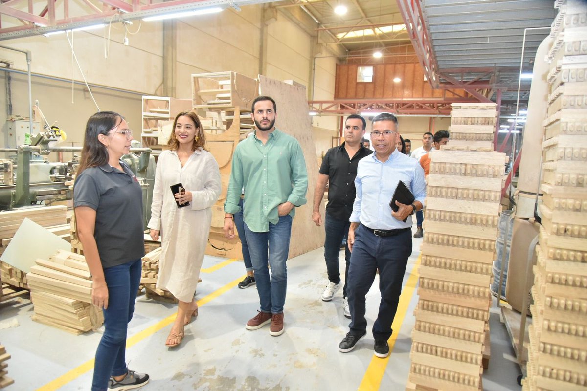 Hoy recibimos la visita del Gobernador de Córdoba y del Alcalde de Ciénaga de Oro, quienes conocieron nuestro nodo de Diseño y Mobiliario, y también coordinamos una visita a CILA, uno de los cluster de muebles más importantes del país. ¡Juntos por el desarrollo del Caribe!