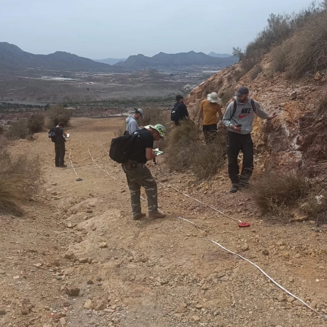 geologicasUCM's tweet photo. Día intenso de trabajo de nuestros estudiantes (y sus profesores) del #MasterDeExploración. Han estado cartografiando en el Distrito Minero de Mazarrón.
#campamentosGeo https://t.co/83rV8hkpwd