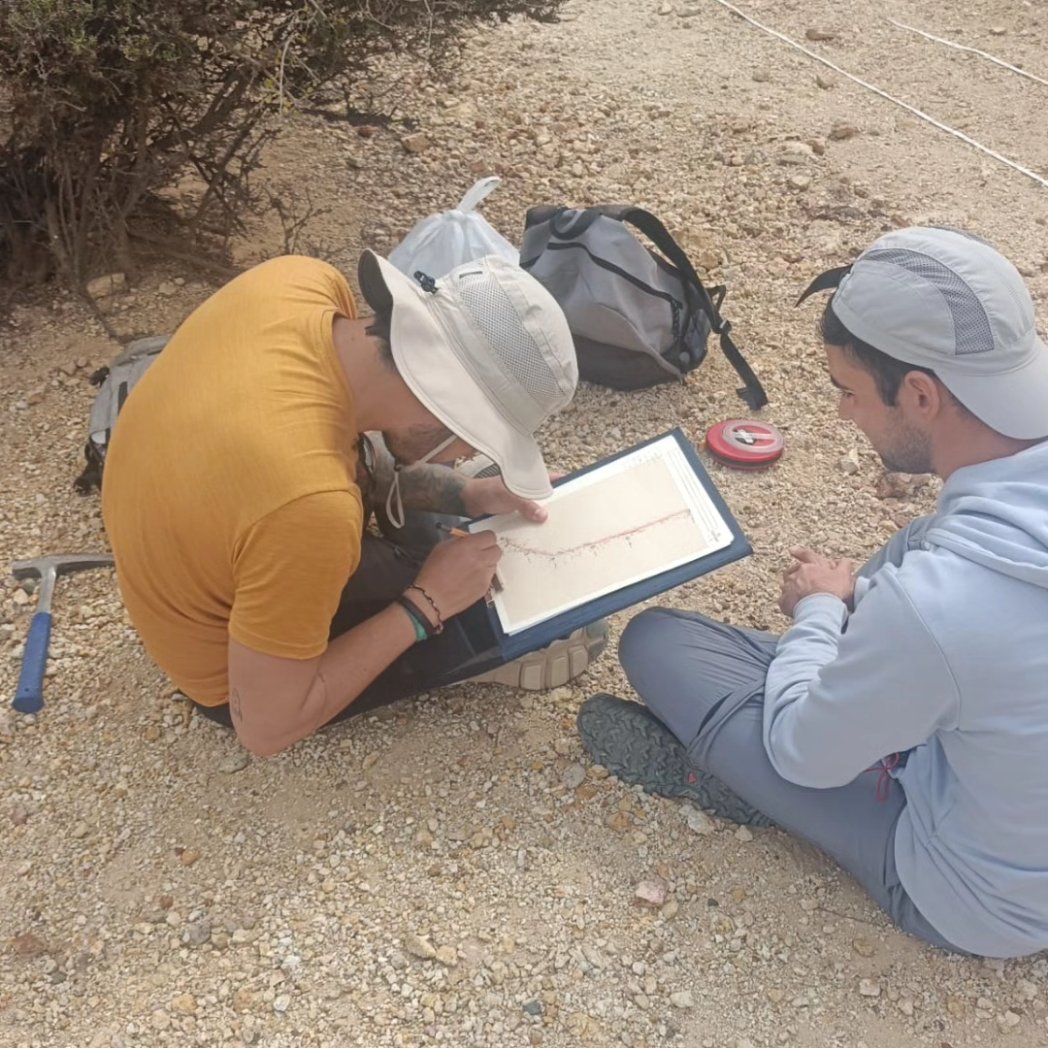 geologicasUCM's tweet photo. Día intenso de trabajo de nuestros estudiantes (y sus profesores) del #MasterDeExploración. Han estado cartografiando en el Distrito Minero de Mazarrón.
#campamentosGeo https://t.co/83rV8hkpwd