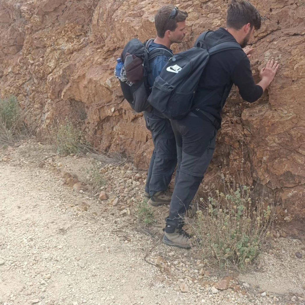 geologicasUCM's tweet photo. Día intenso de trabajo de nuestros estudiantes (y sus profesores) del #MasterDeExploración. Han estado cartografiando en el Distrito Minero de Mazarrón.
#campamentosGeo https://t.co/83rV8hkpwd