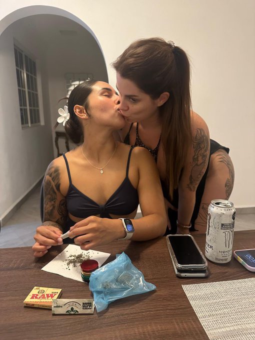 Ayer fue 420 y pues con mi amiga armamos un porritos y nos los fumamos claro 😈 https://t.co/ztMA7SPx<a href="/tag/haloween2023"class="tags"><span>#haloween2023</span></a>