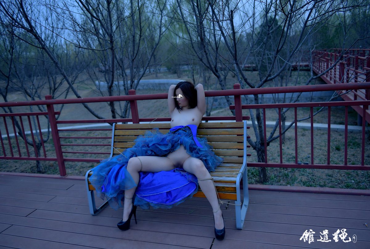来公园偶遇啊，姑娘给你们捆在椅子上了，碰到就可以用。哈哈哈
@Some_fish_ 
#绳道馆 #捆绑 #公园露出 #露天调教 #露出 #BDSM https://t.co/KmGEUIAK7q