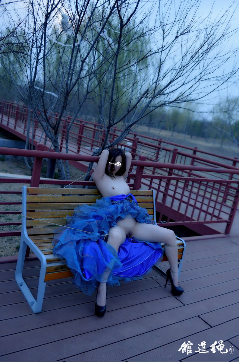 来公园偶遇啊，姑娘给你们捆在椅子上了，碰到就可以用。哈哈哈
@Some_fish_ 
#绳道馆 #捆绑 #公园露出 #露天调教 #露出 #BDSM https://t.co/KmGEUIAK7q