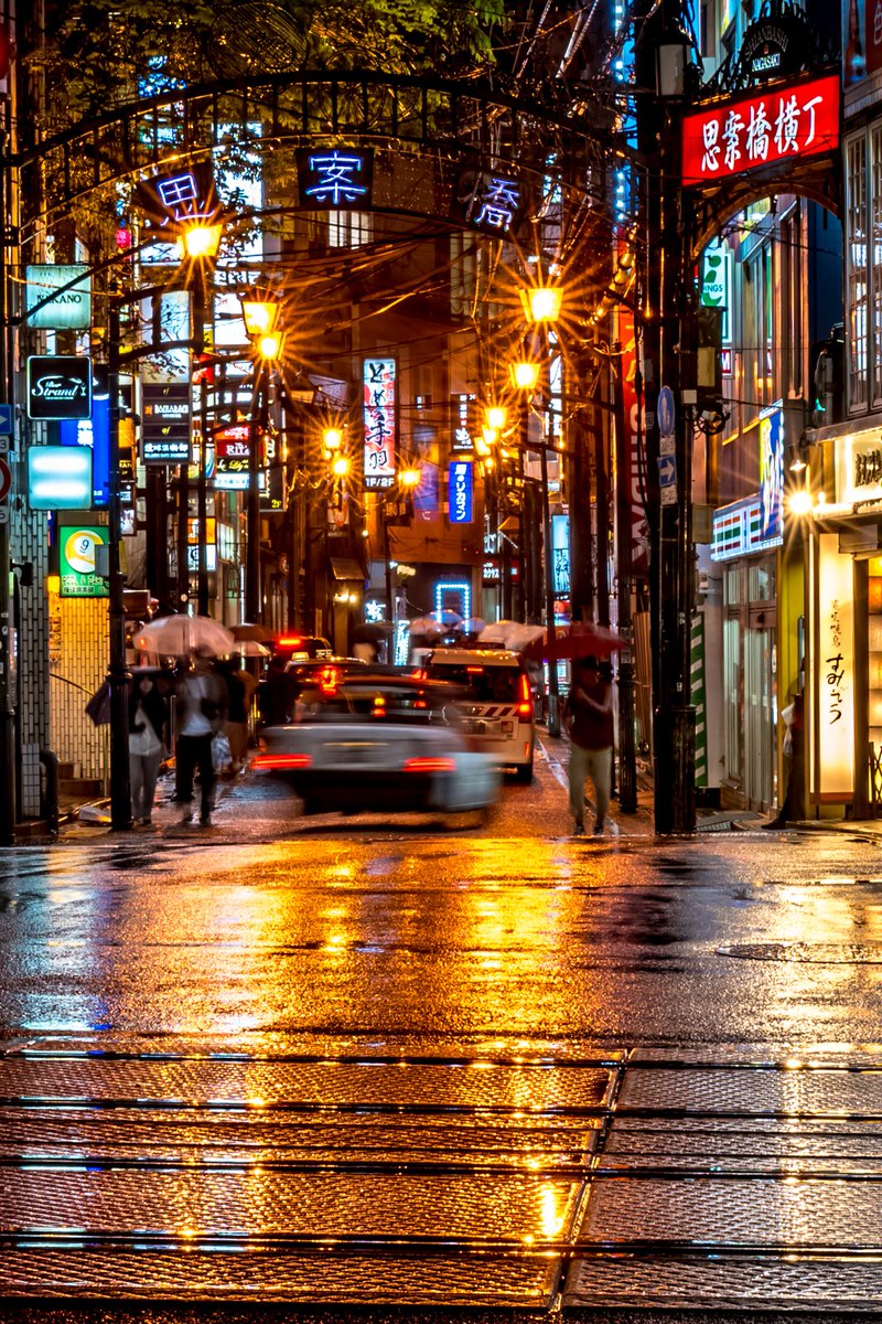 ＼行こか戻ろか #思案橋／ 雨に濡れた歓楽街📷 「長崎の夜」感、ブーストしてない？ #長崎ブログーッ #夜景