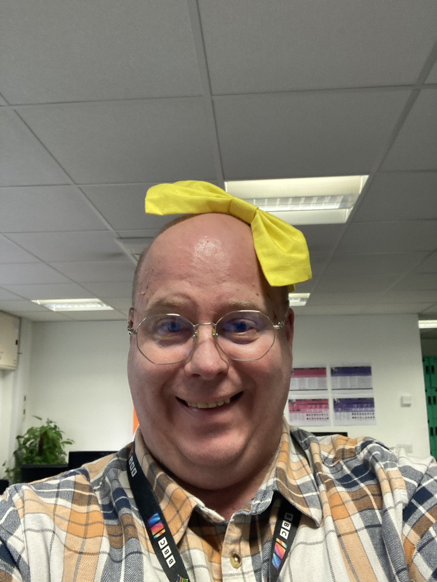 Good luck for tomorrow @jessicaannelord running the London Marathon tomorrow. She’ll be wearing this yellow bow, so look out for it on TV! Yes, I am wearing her glasses as well! She didn’t know I’d borrowed them to take this photo, until now!!
