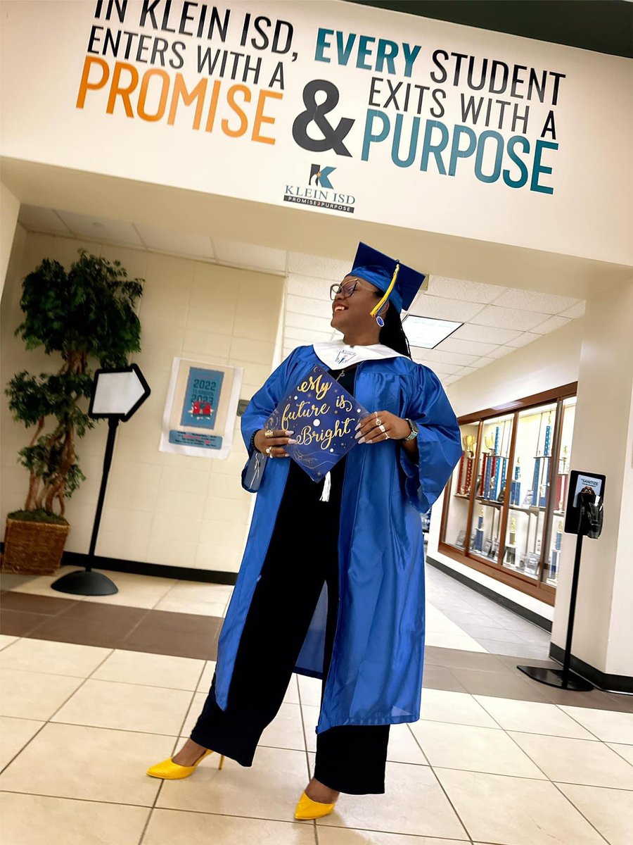 Throwback to last year’s STAAR Spirit Week at The U💙❤️….”Dress for Success” day & I dressed as a high school graduate (in my daughter’s Bearkat 💙💛) #representationmatters #showthem #promise2purpose #funtimes
