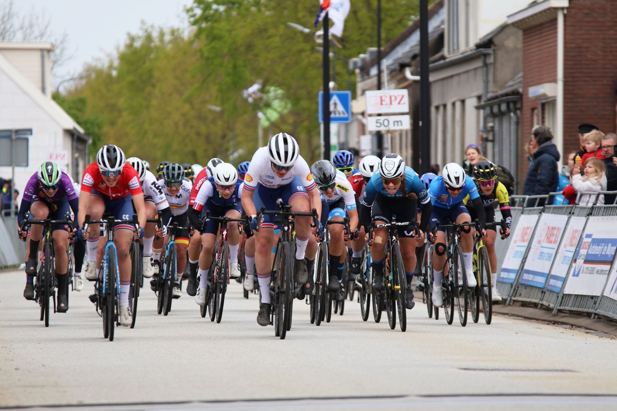 2⃣ Hoy se ha disputado la 2ª etapa de la EPZ Omloop van Borsele de la Copa de las Naciones Junior 🇪🇸 Paula Ostiz, 18ª, ha sido la mejor española en un día marcado por el viento 🏆 Cat Ferguson logró su segunda victoria consecutiva #EsenciaCiclista 📸 RFEC