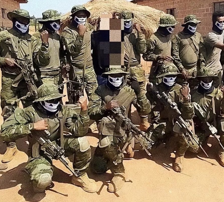 Another picture of the “TARGET-TO-KILL” team. This FARDC unit is specialzd in eliminating/neutralizing key targets such as enemy top commandrs. They are the last thing those targets will ever see. 🇨🇩

#fardc #congo #ponabendele🇨🇩 #military #africanmilitary #kongo #specialforces