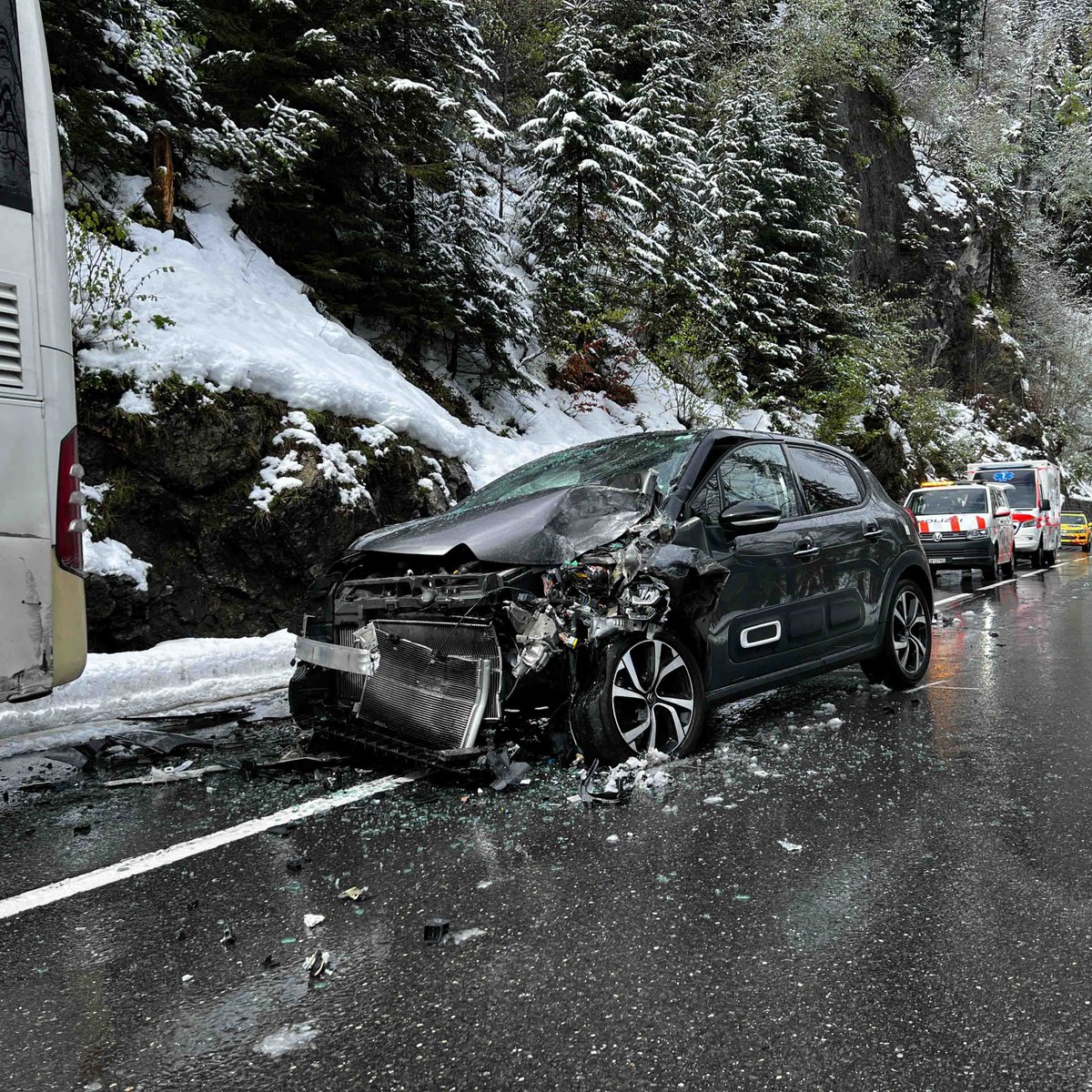 Heute Morgen kollidierte am Brünigpass ein Personenwagen frontal mit einem Reisecar. Dabei wurden mehrere Personen verletzt. Der Pass musste für zwei Stunden gesperrt werden. t.ly/BKPcN #verkehrsunfall #kapoobwalden #polizeiobwalden #füreuresicherheit