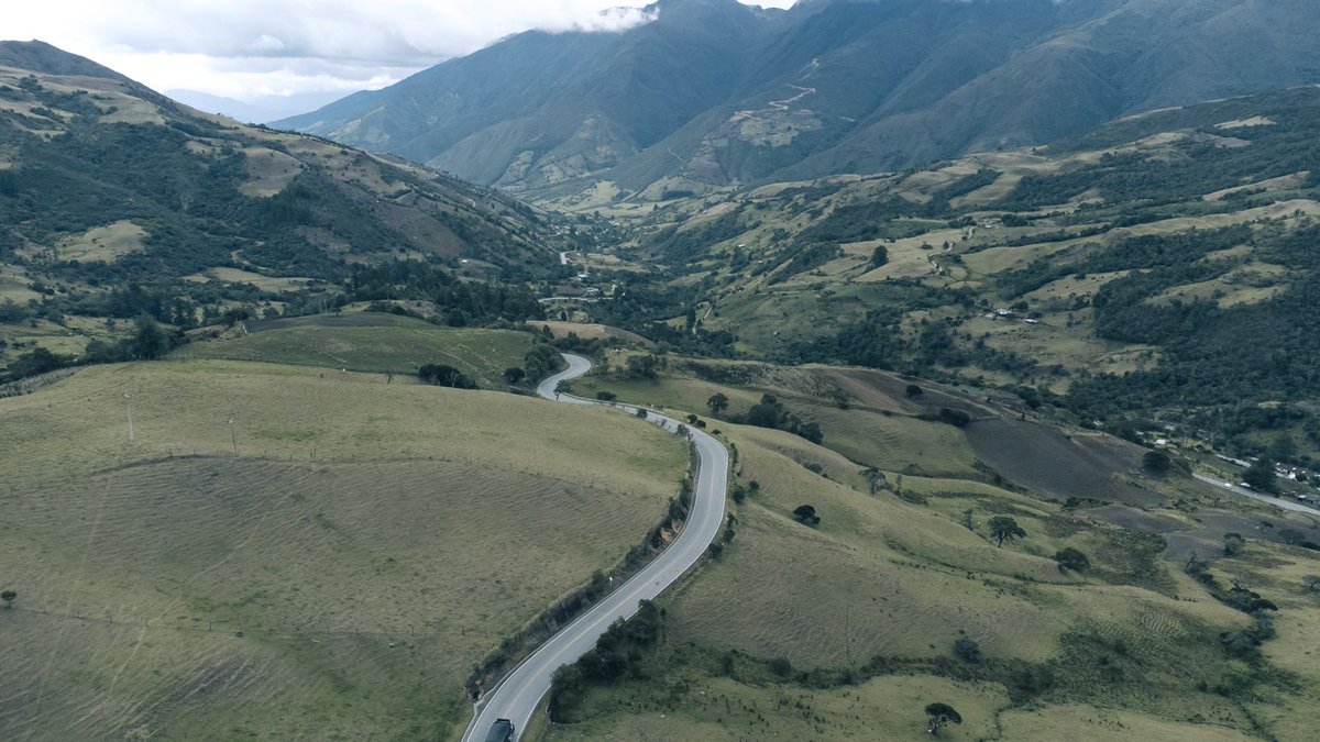 Desde el ´Páramo del Almorzadero´,🗻 un ecosistema de gran importancia ecológica, hídrica y paisajista que se posa en #Santander sobre la Cordillera Oriental de los Andes; #MinTransporteEnElTerritorio hace entrega de obras en la carretera pavimentada más alta de Colombia, en la…