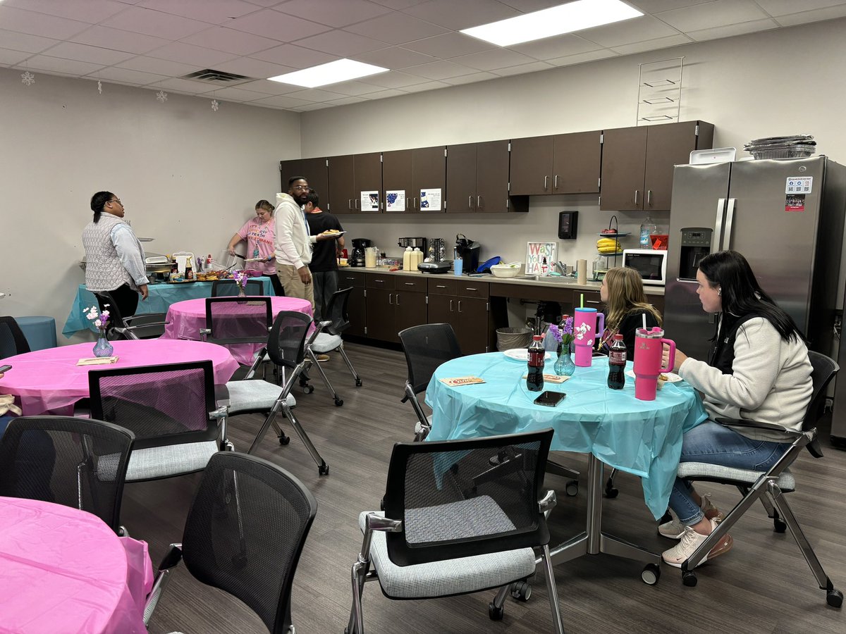 Chicken and waffles for our last teacher goody day of the year! We love our @BSE_Bobcats1 family!! Next up…TAW! @PrincipalDawes @Brian_Eisele_ @ManinaBonnie