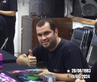 neogeocovers's tweet photo. Ontem foi um dia triste para quem viveu os primeiros anos de KOF2002. Rodrigo Ramos, mais conhecido como Gordinho de São Paulo, veio à óbito. Gordinho ficou bastante famoso na cena por ter sido o 1º top 1 de KOF2002 no país. Descanse em paz, meu amigo!

#kof #kof2002 #kof2k2 https://t.co/LX0o2NuJQz
