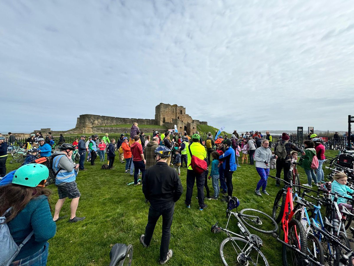 Lots more photos and films to come, but we estimate about 200 cyclists, younger and older, on our #SafeStreetsNow #kidicalmass this afternoon, riding though North Shields, Whitley Bay and Cullercoats to finish along @SunriseCycleway in Tynemouth. Thanks to all who came! 🌅🚲😊