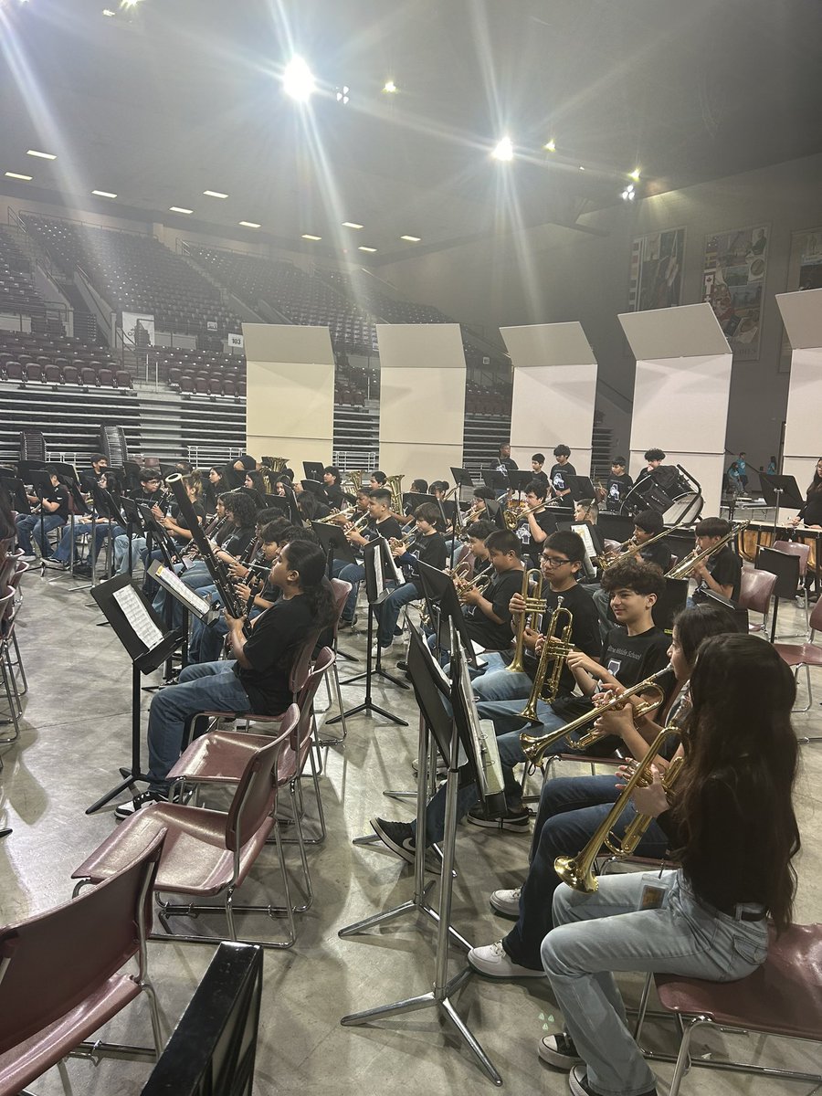 AMScoltband's tweet photo. Great Job at Beginning Band Festival! 1st Division. Oboe, Clarinet, Trumpet Section Awards! Bravo! @AldineMS_AISD @SPeralta_AMS @aldinefinearts #aldineproudcoltstrong https://t.co/3DznWdXBPh