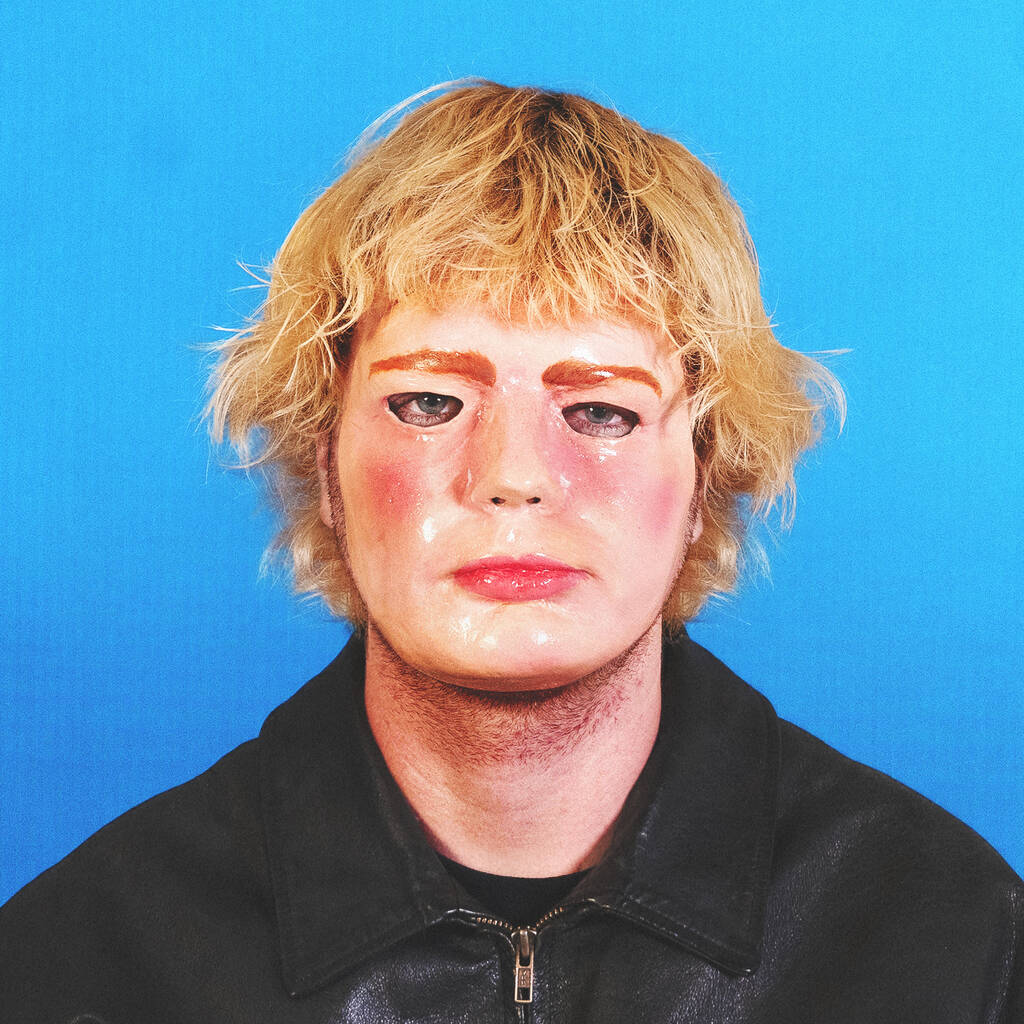 🎶 Si son pseudo vient évidemment de Gainsbourg, Johnny Jane est traversé par des influences The Strokes-Velvet Underground qui agitent un premier album fort réussi.

Mais pourquoi apparaît-il masqué sur la pochette ? Il nous explique : bit.ly/3QaYX0c