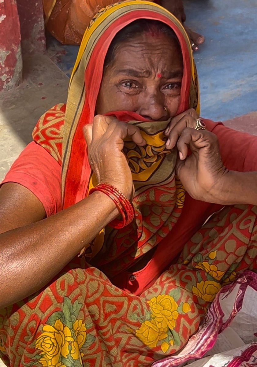 धनंजय मिश्रा की राह निहारते दादी की आंखें पथरा गईं। पहले भीम आर्मी समर्थकों ने इनके बेटे को बुरी तरह पीटा। जिसके बाद उसकी मौत हो गई। उसके बाद परिवार पर SC/ST एक्ट लगा दिया। अब एक माह से इनका पोता लापता है। दादी का रो-रोक बुरा हाल। घटना UP के बहराइच की। #बहराइच_में_घोर_अत्याचार