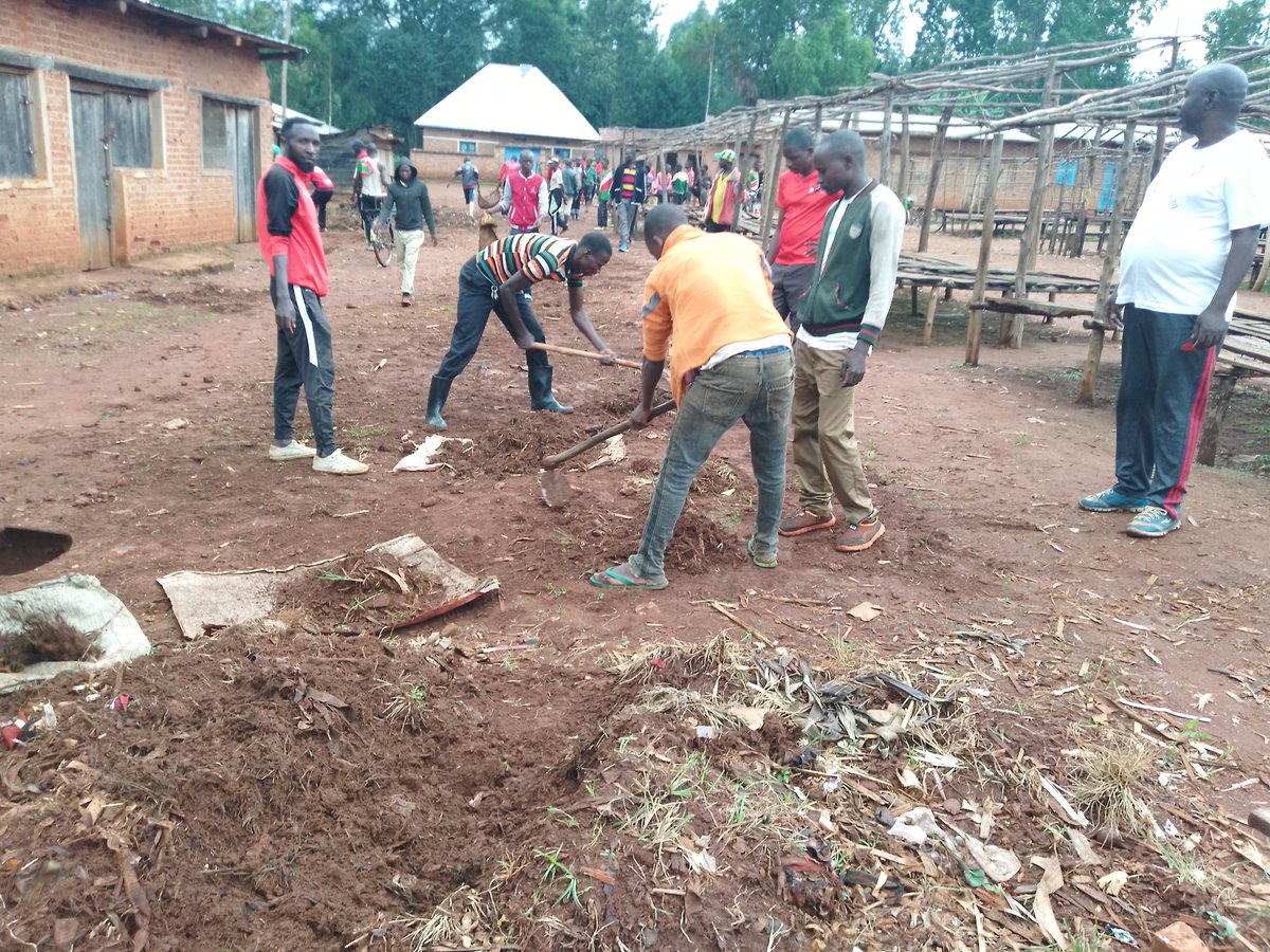 EmmanuelMV17225's tweet photo. Muri wamugambi zéro déchet, imbonerakure zazindukiye gusukura igisagara ça bibara zone mutumba commune karusi,@CNDD_FDDGitega ,@CNDD_FDD_KARUSI @,@RemainReverie , https://t.co/c7Ohx5xxNA
