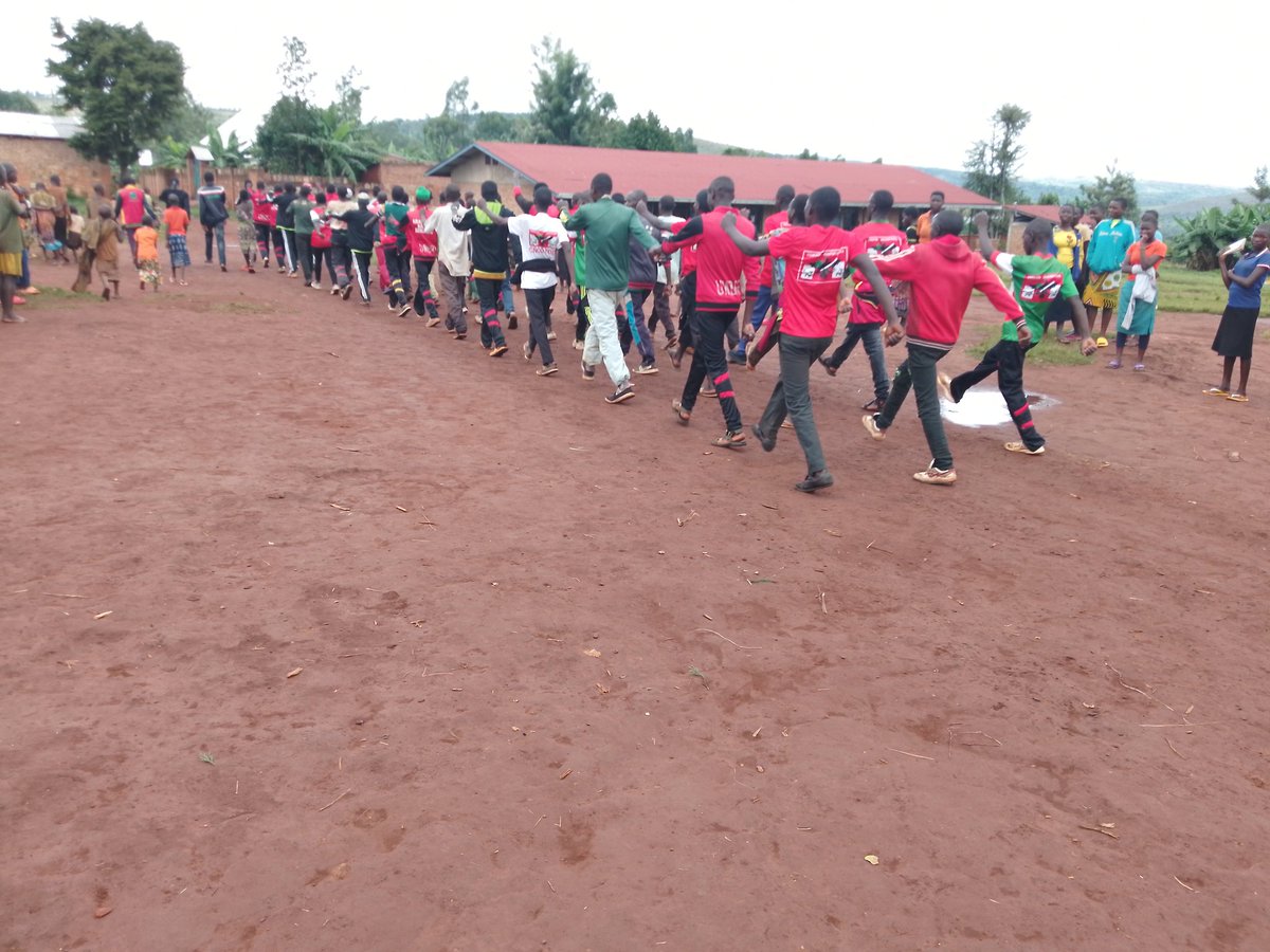 EmmanuelMV17225's tweet photo. Muri wamugambi zéro déchet, imbonerakure zazindukiye gusukura igisagara ça bibara zone mutumba commune karusi,@CNDD_FDDGitega ,@CNDD_FDD_KARUSI @,@RemainReverie , https://t.co/c7Ohx5xxNA