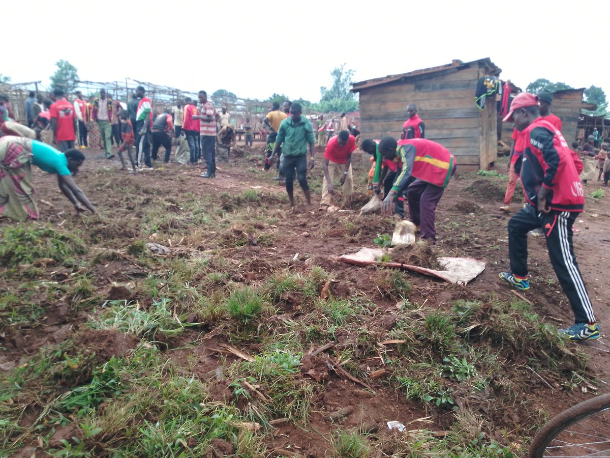 EmmanuelMV17225's tweet photo. Muri wamugambi zéro déchet, imbonerakure zazindukiye gusukura igisagara ça bibara zone mutumba commune karusi,@CNDD_FDDGitega ,@CNDD_FDD_KARUSI @,@RemainReverie , https://t.co/c7Ohx5xxNA