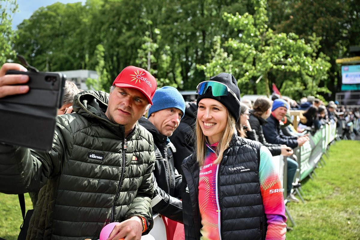 😁 Smiles in Liège during the team presentation 😁 Des sourires depuis Liège pendant la présentation des équipes #LBL #LBLwomen 📸 A.S.O./Billy Ceusters